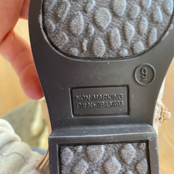 🩷 Osh Kosh B’Gosh Toddler Girls boot 🩷 $5 when you buy 4 or more 🩷 - Picture 3 of 3